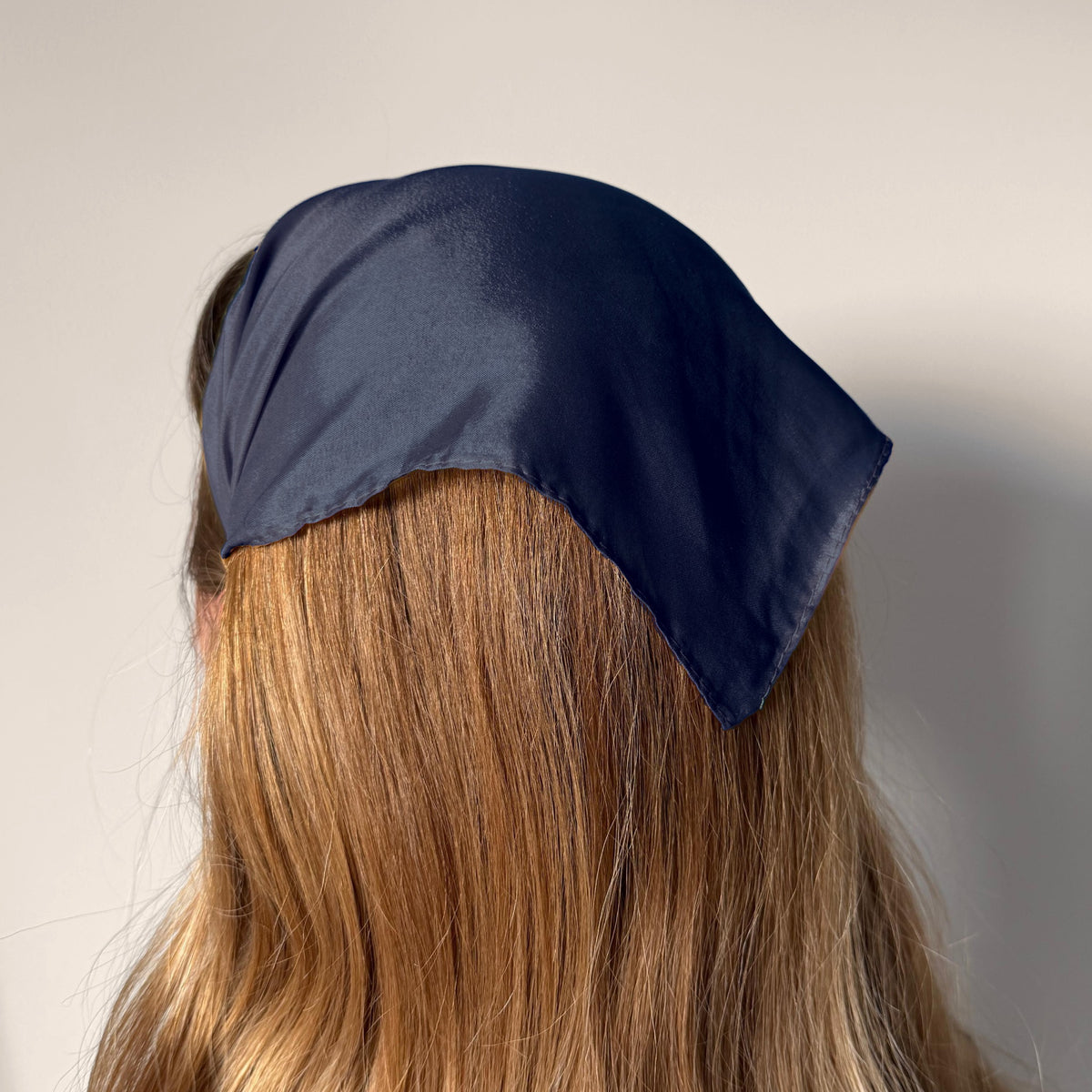 Batic cu colt din matase pe cordeluta, culoare Blumarin 82, pe cap