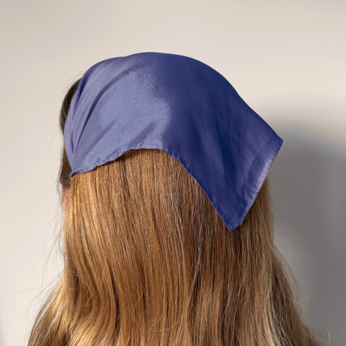 Batic cu colt din matase pe cordeluta, culoare albastru 83, pe cap