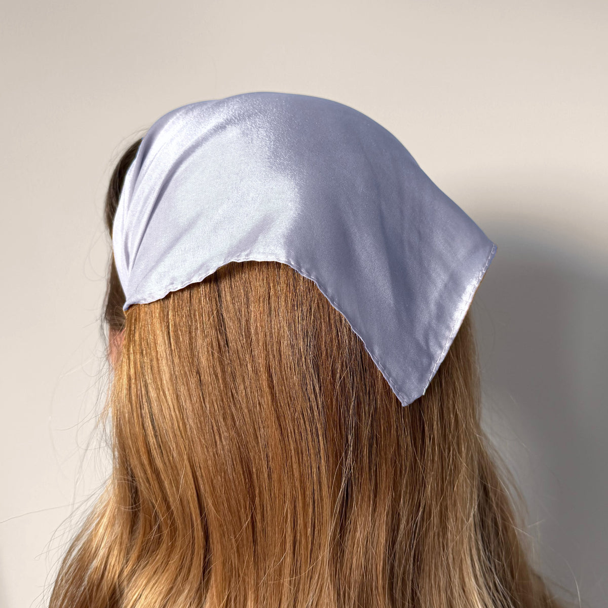 Batic cu colt din matase pe cordeluta, culoare gri deschis 86, pe cap