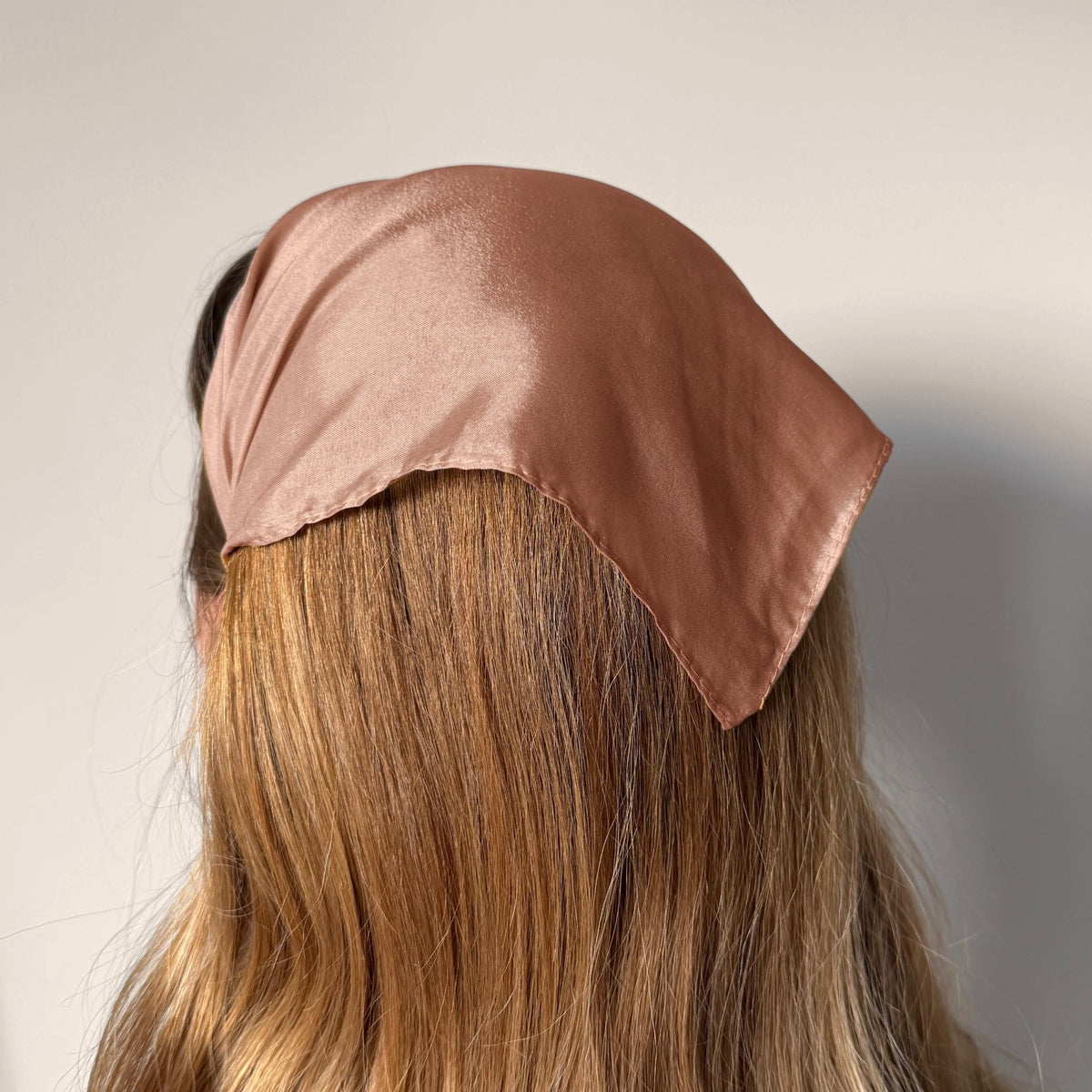 Batic cu colt din matase pe cordeluta, culoare maro 87, pe cap