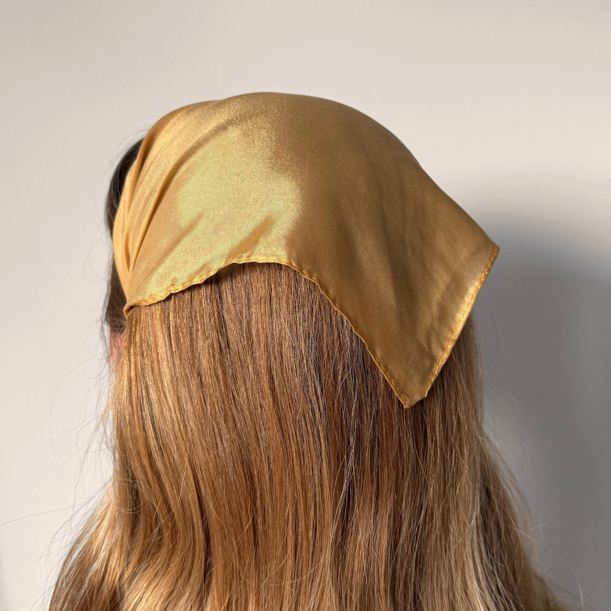 Batic cu colt din matase pe cordeluta, culoare mustar 88, pe cap