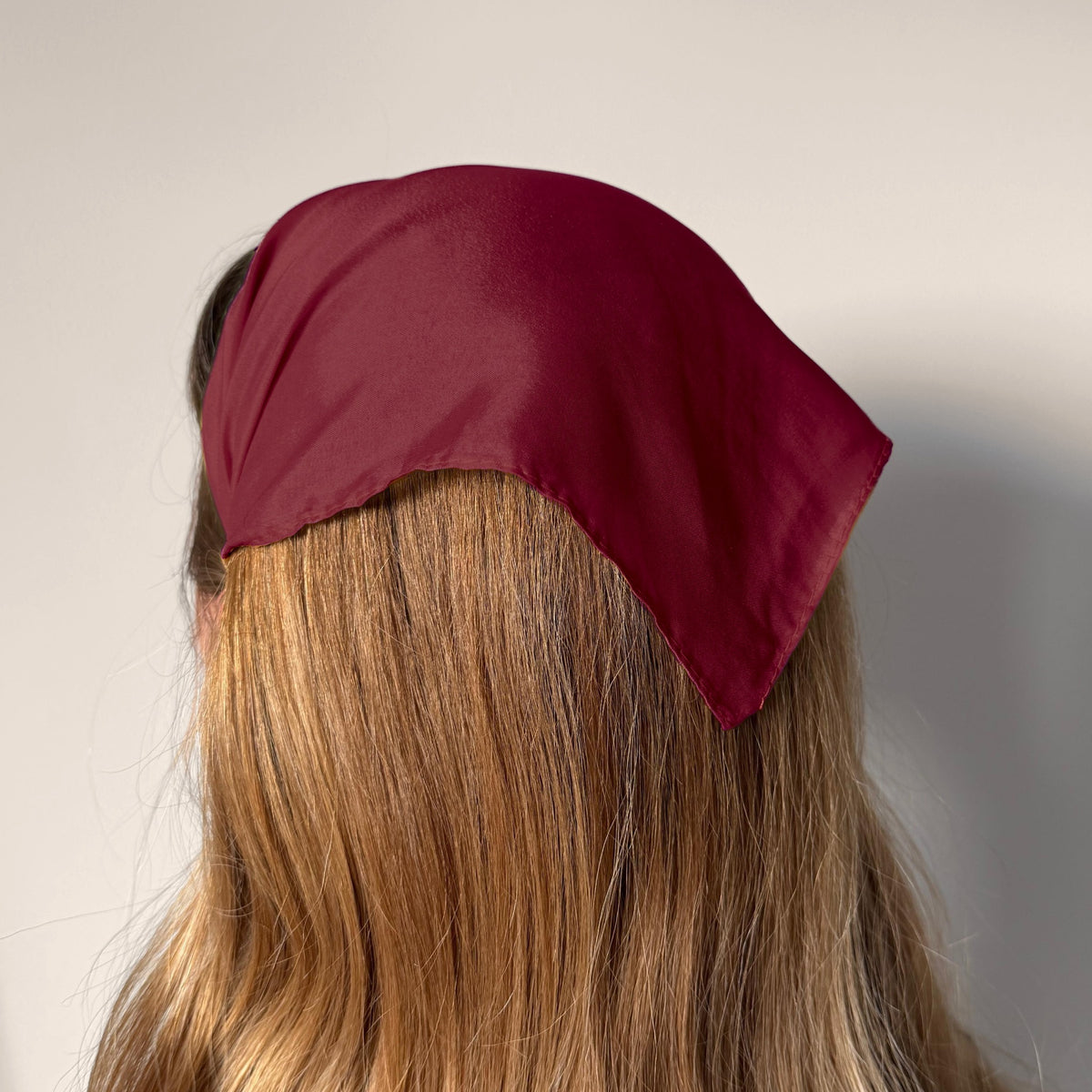 Batic cu colt din matase pe cordeluta, culoare visiniu 89, pe cap