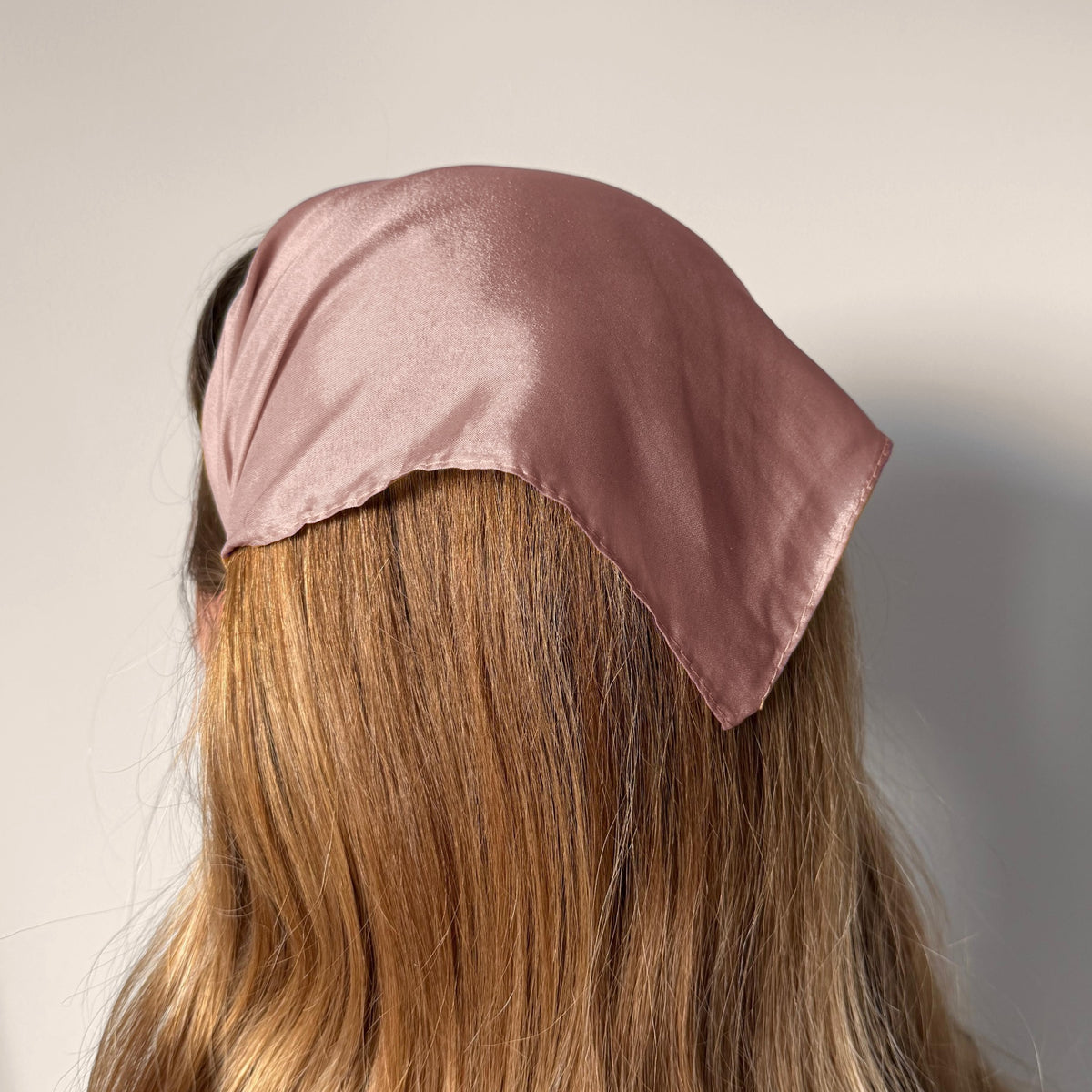 Batic cu colt din matase pe cordeluta, culoare piersica 90, pe cap