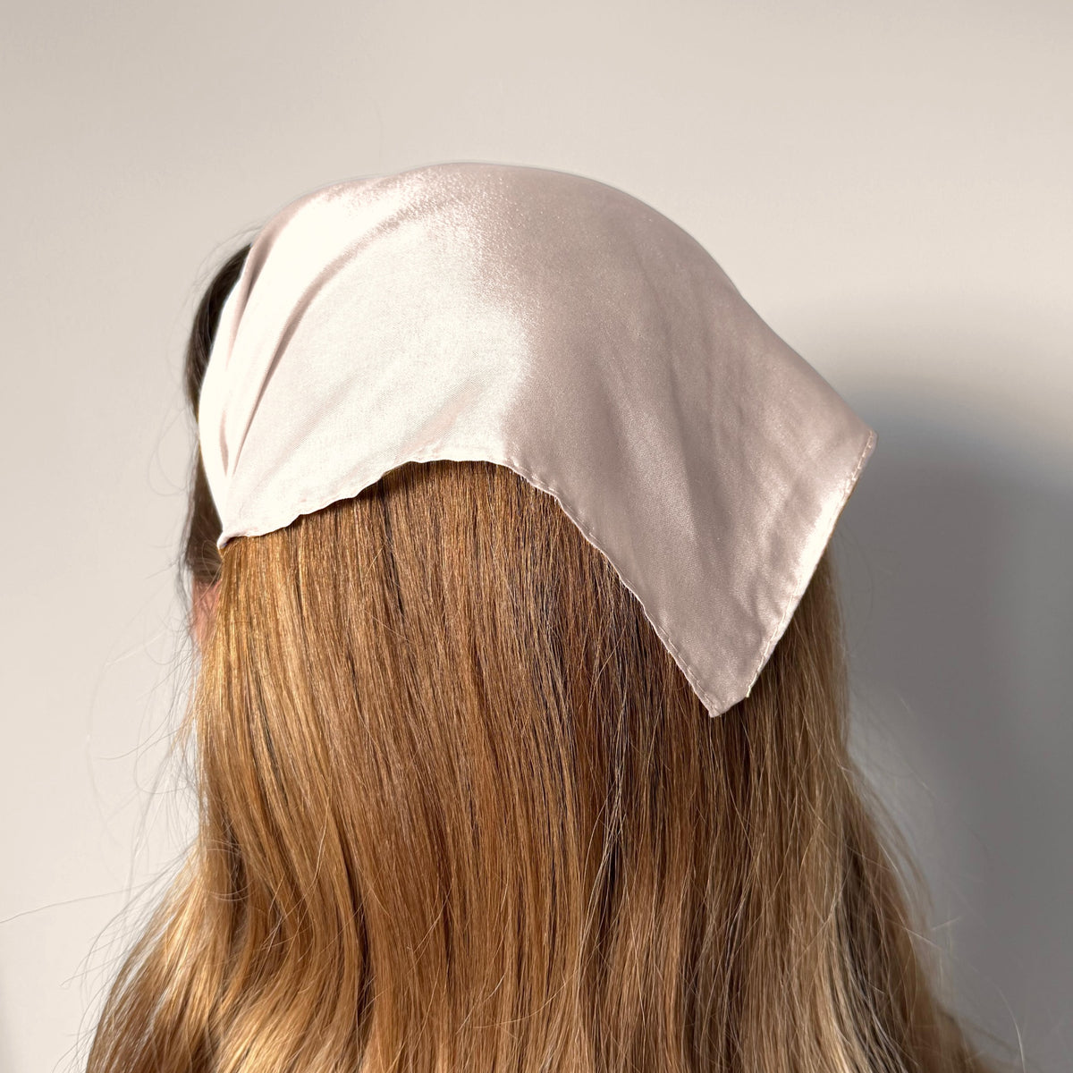 Batic cu colt din matase pe cordeluta, culoare ivory 92, pe cap