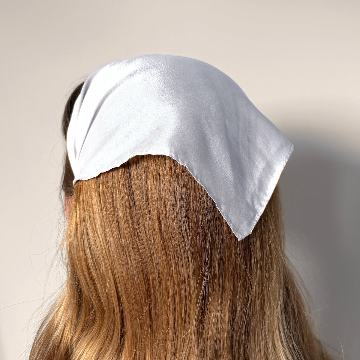 Batic cu colt din matase pe cordeluta, culoare alb 93, pe cap