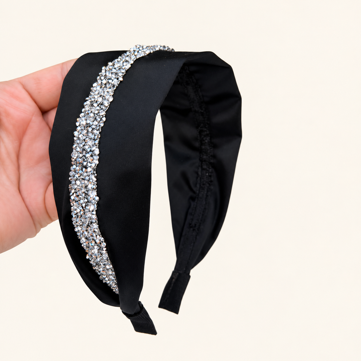 Cordeluta pe mijloc Satin cu sclipici, culoare negru 30, sclipici argintiu, pe suprafață