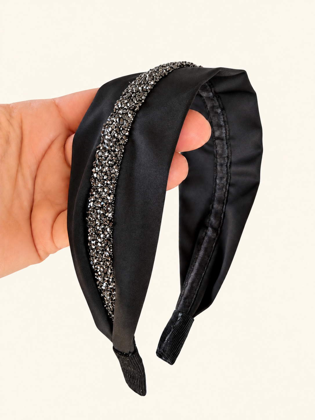 Cordeluta pe mijloc Satin cu sclipici, culoare negru 30, sclipici gri, pe suprafață