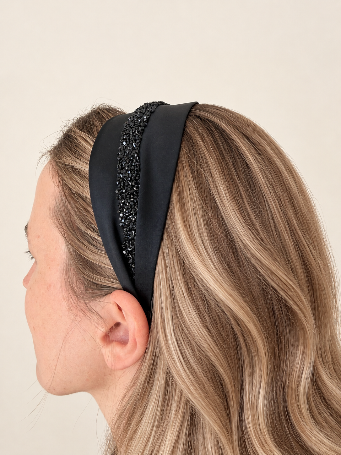 Cordeluta pe mijloc Satin cu sclipici, culoare negru 30, sclipici negru, pe cap