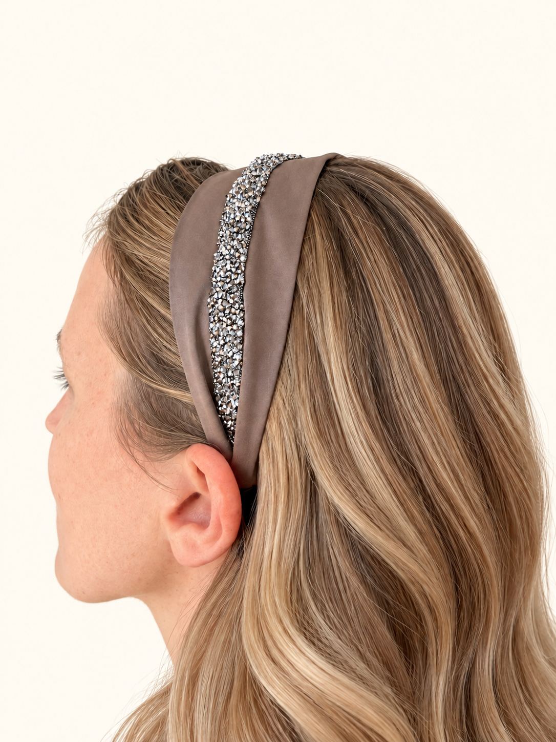 Cordeluta pe mijloc Satin cu sclipici, culoare maro 32, sclipici argintiu, pe cap