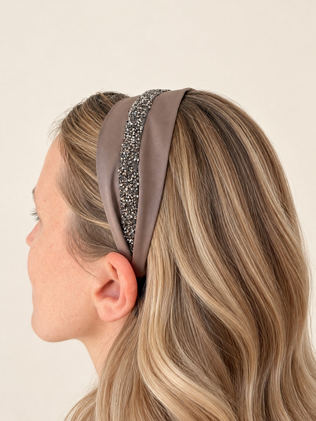 Cordeluta pe mijloc Satin cu sclipici, culoare maro 32, sclipici gri, pe cap
