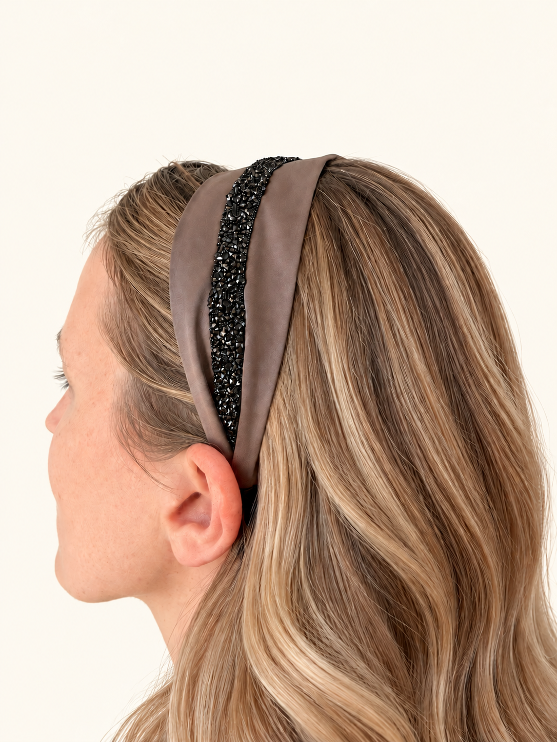 Cordeluta pe mijloc Satin cu sclipici, culoare maro 32, sclipici negru, pe cap