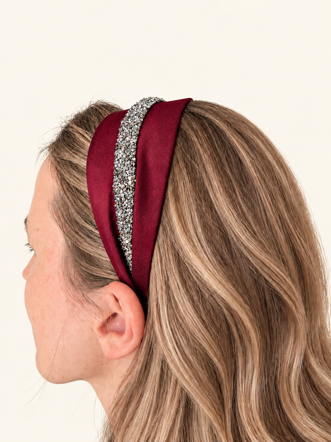 Cordeluta pe mijloc Satin cu sclipici, culoare bordo 33, sclipici argintiu, pe cap