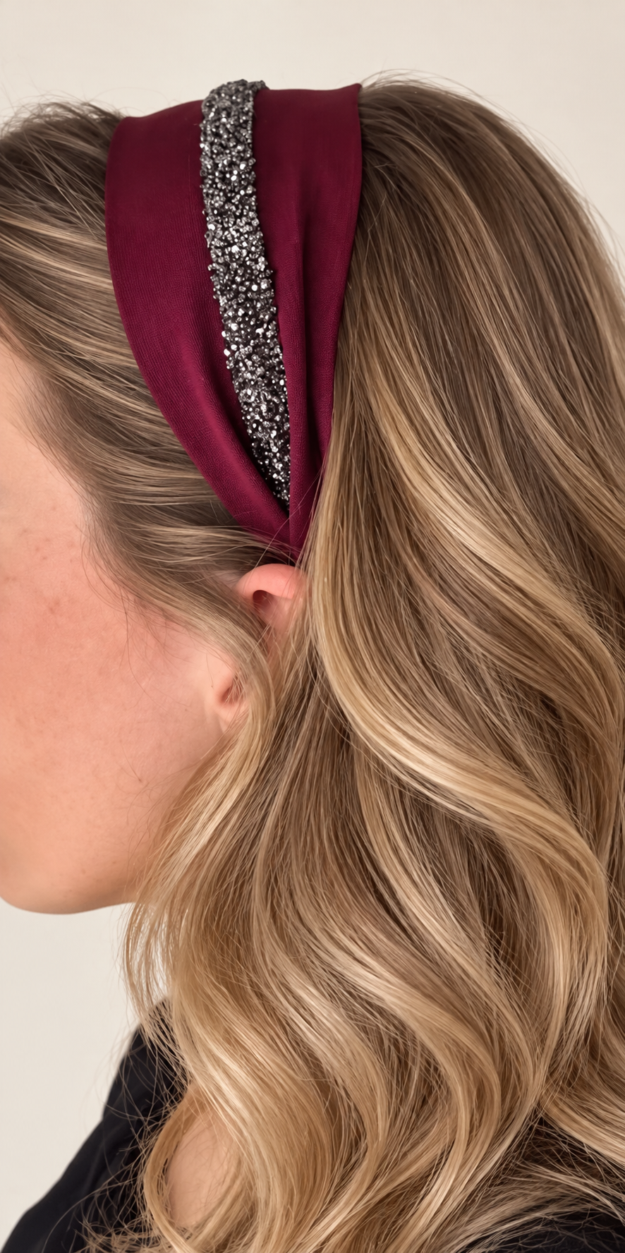 Cordeluta pe mijloc Satin cu sclipici, culoare bordo 33, sclipici gri, pe cap
