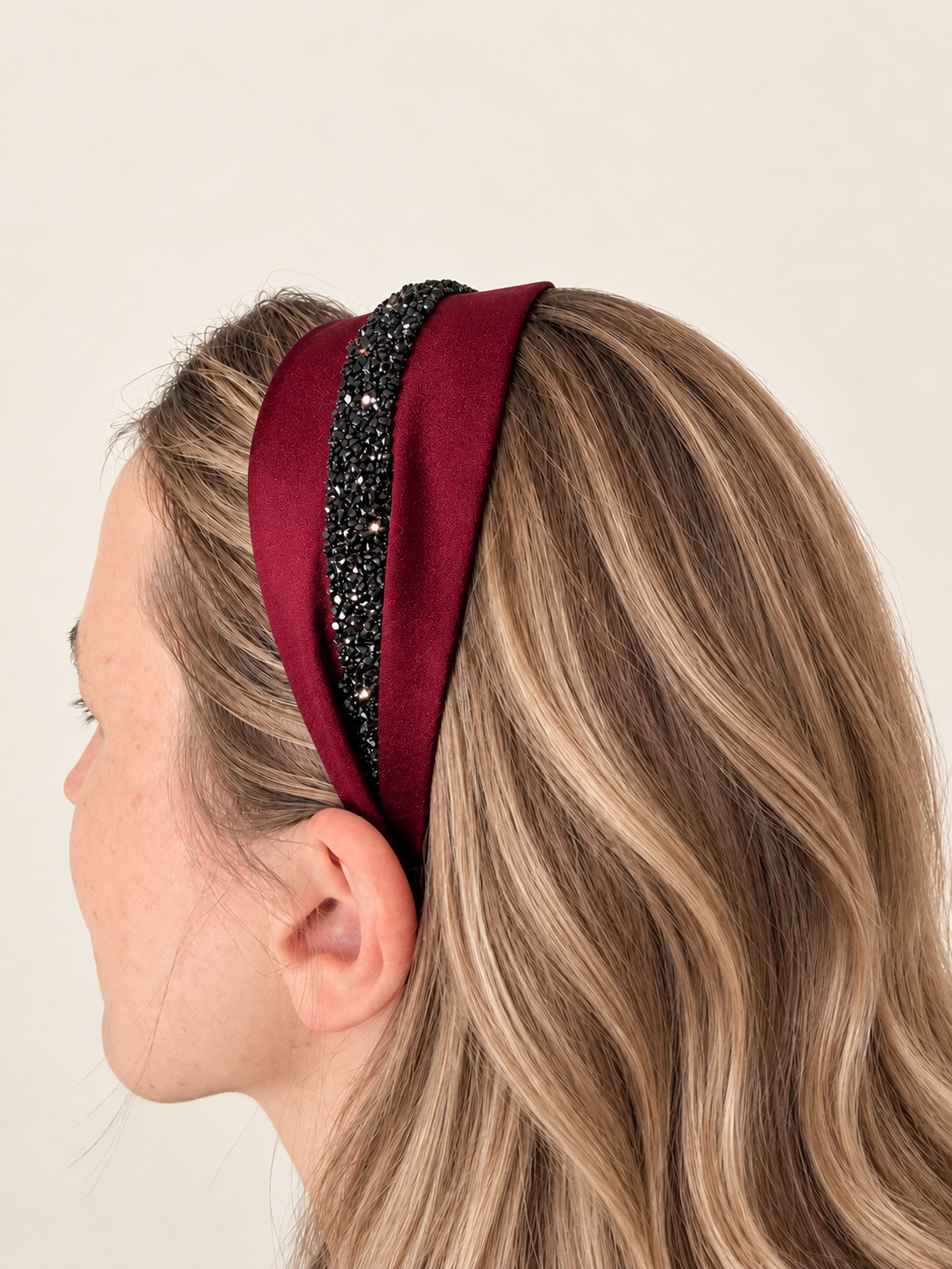 Cordeluta pe mijloc Satin cu sclipici, culoare bordo 33, sclipici negru, pe cap