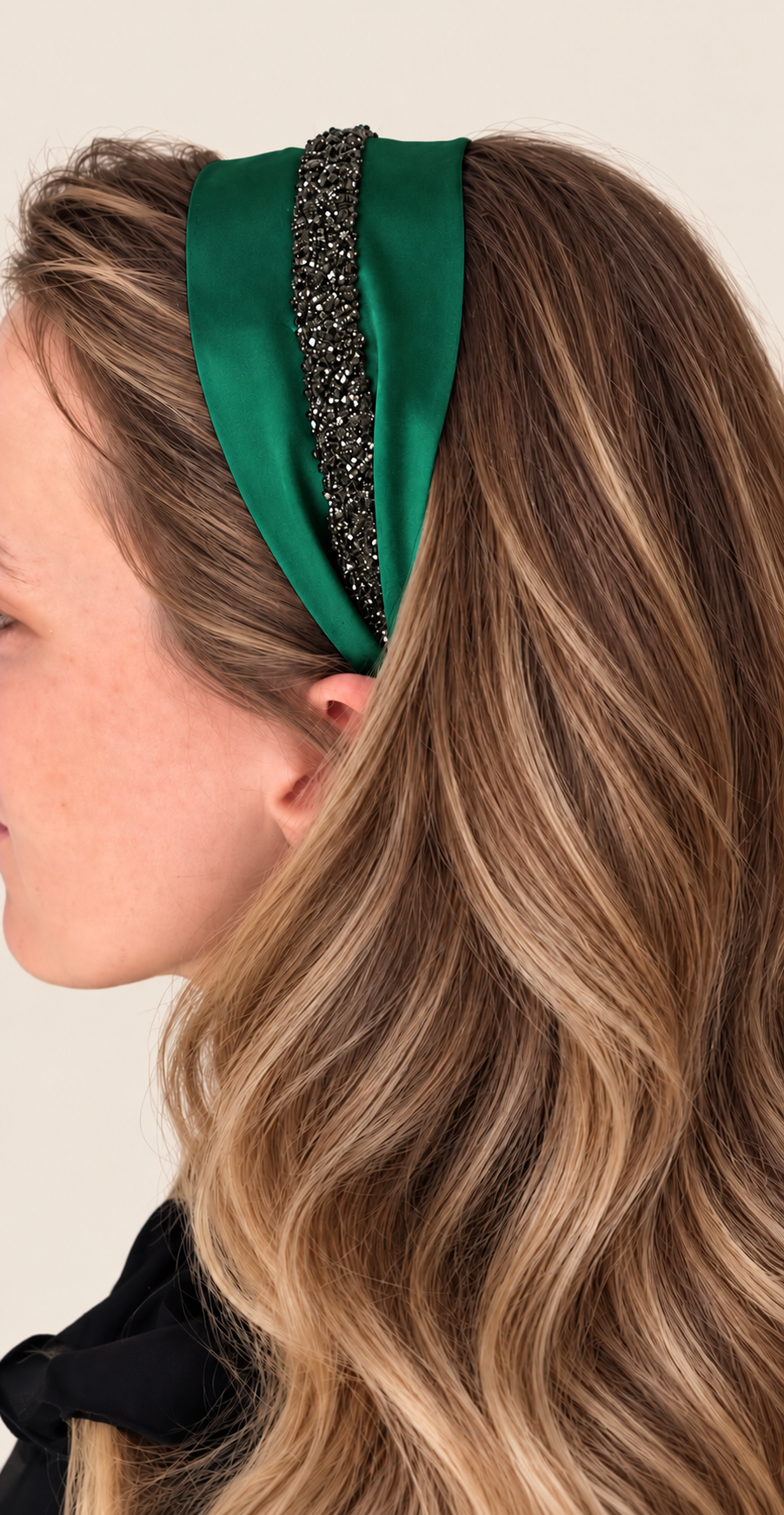Cordeluta pe mijloc Satin cu sclipici, culoare verde 34, sclipici negru, pe cap