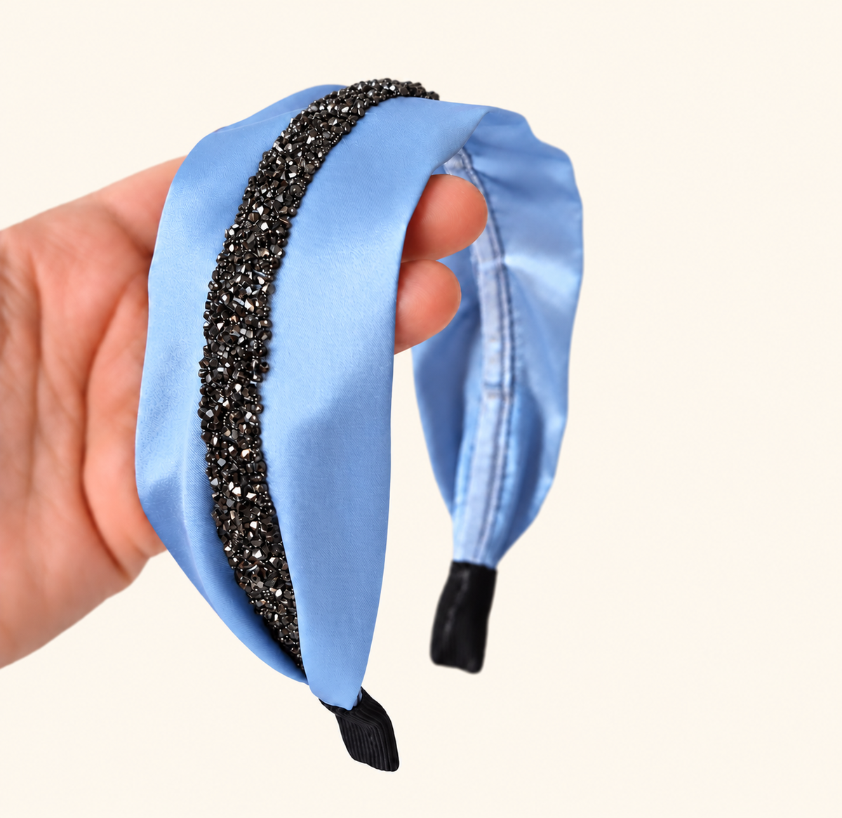Cordeluta pe mijloc Satin cu sclipici, culoare albastru deschis 37, sclipici negru, pe suprafață