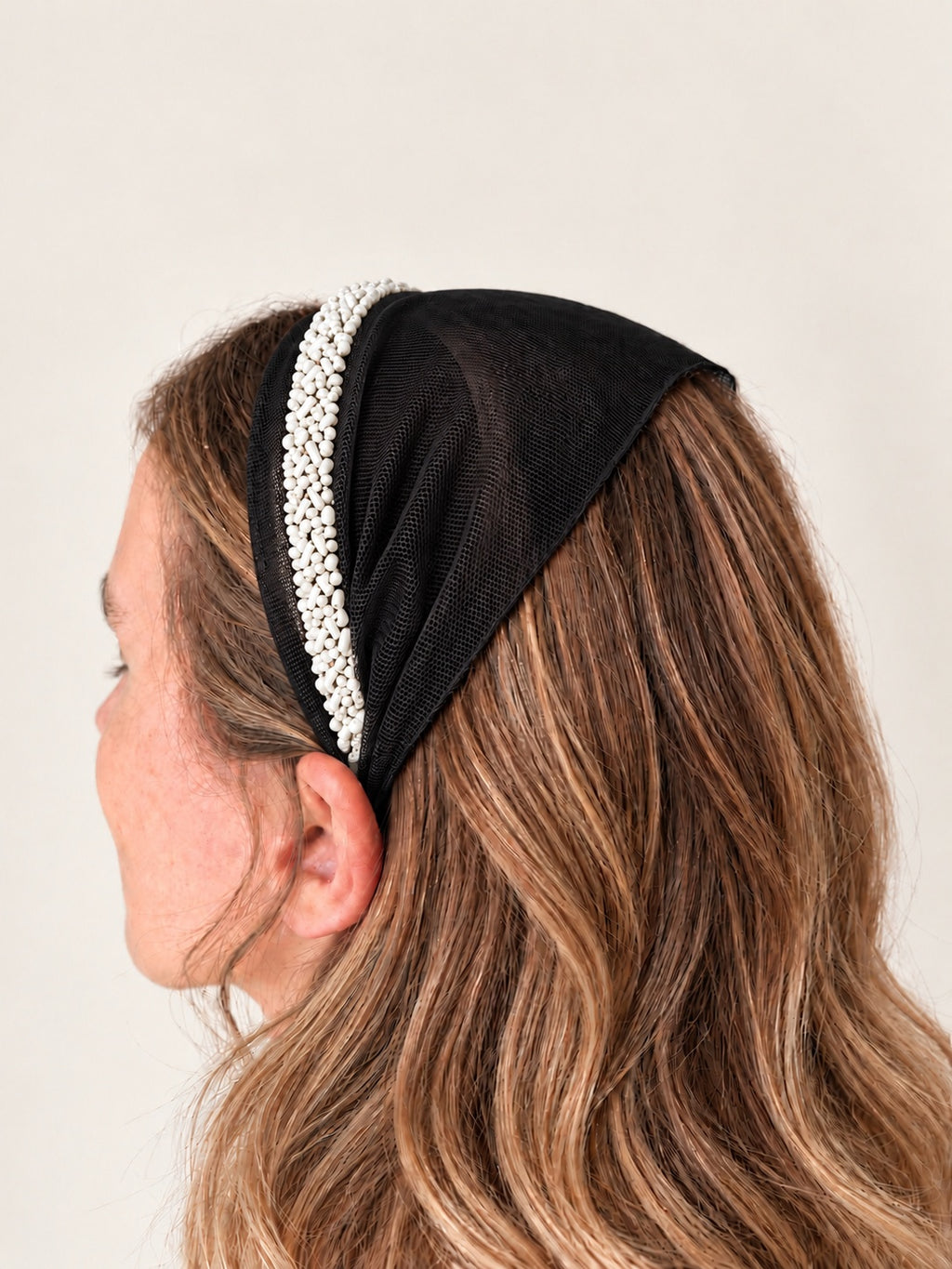Bentita Tulle pe cordeluta cu margele, culoare negru 50, margele albe, pe cap