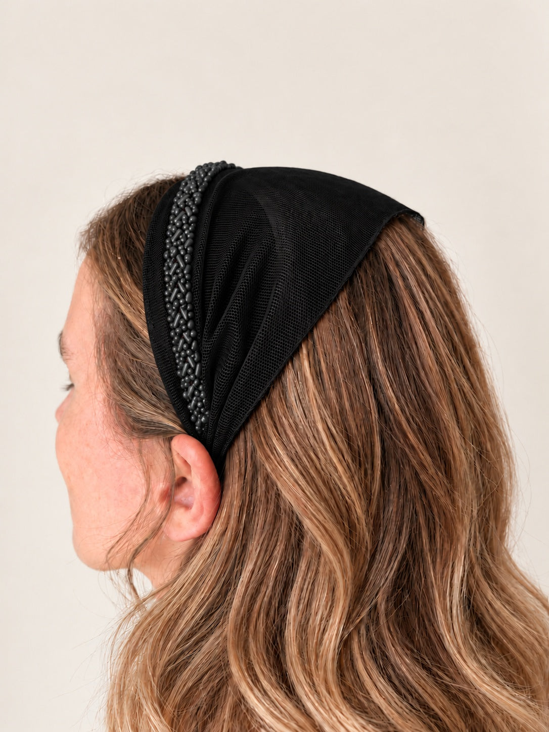 Bentita Tulle pe cordeluta cu margele, culoare negru 50, margele negre, pe cap