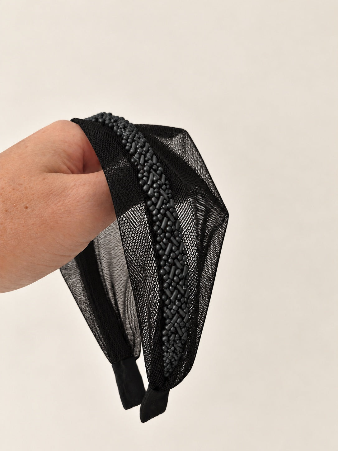 Bentita Tulle pe cordeluta cu margele, culoare negru 50, margele negre, pe suprafață
