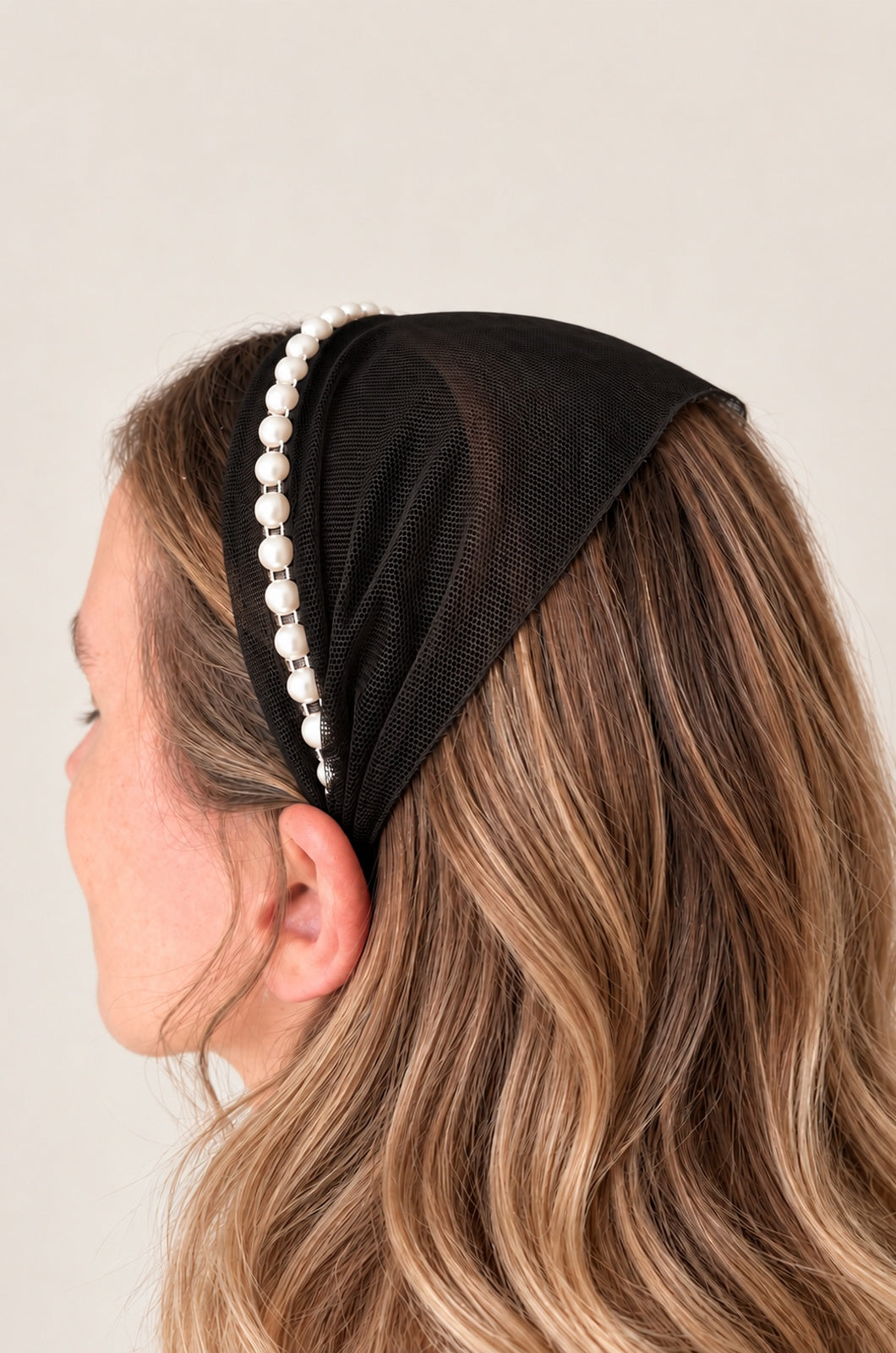Bentita Tulle pe cordeluta cu perle, culoare negru 50, perle albe, pe cap
