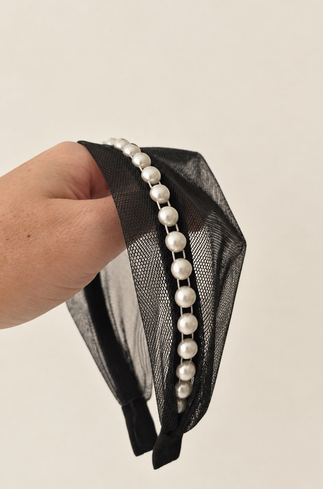 Bentita Tulle pe cordeluta cu perle, culoare negru 50, perle albe, pe suprafață