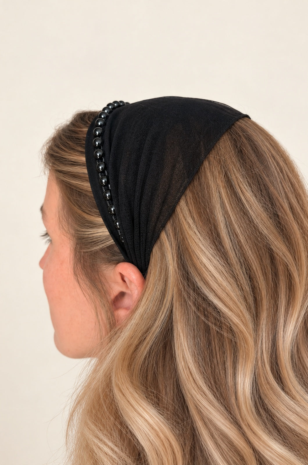 Bentita Tulle pe cordeluta cu perle, culoare negru 50, perle negre, pe cap