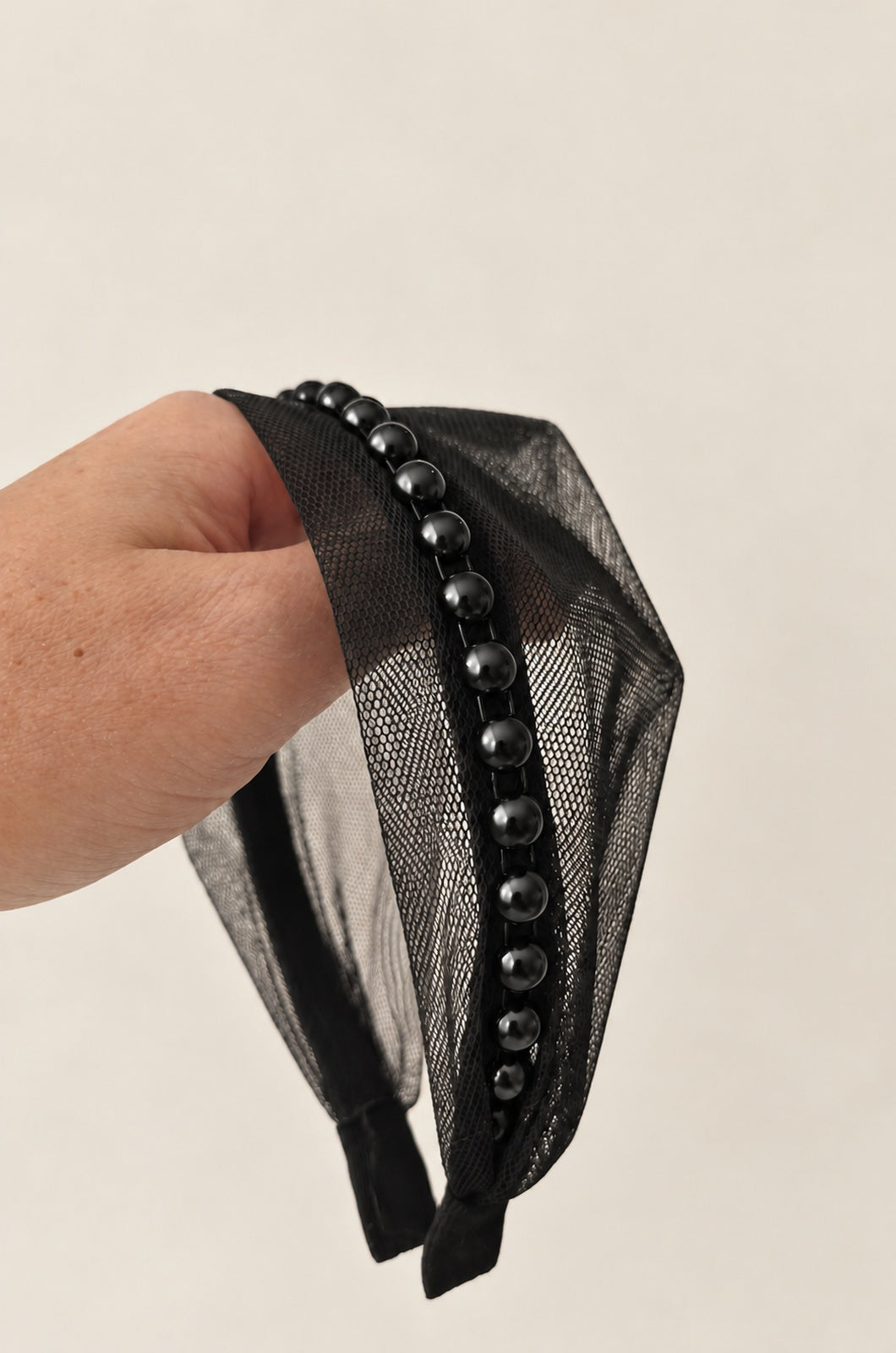 Bentita Tulle pe cordeluta cu perle, culoare negru 50, perle negre, pe suprafață