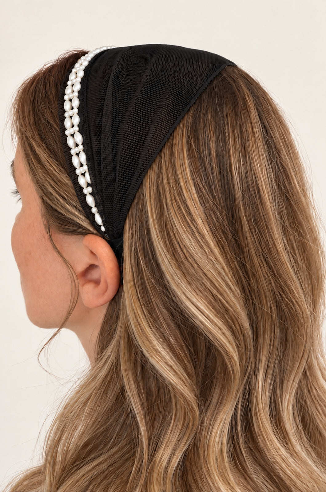 Bentita Tulle pe cordeluta cu perle, culoare negru 50, perle duble albe, pe cap