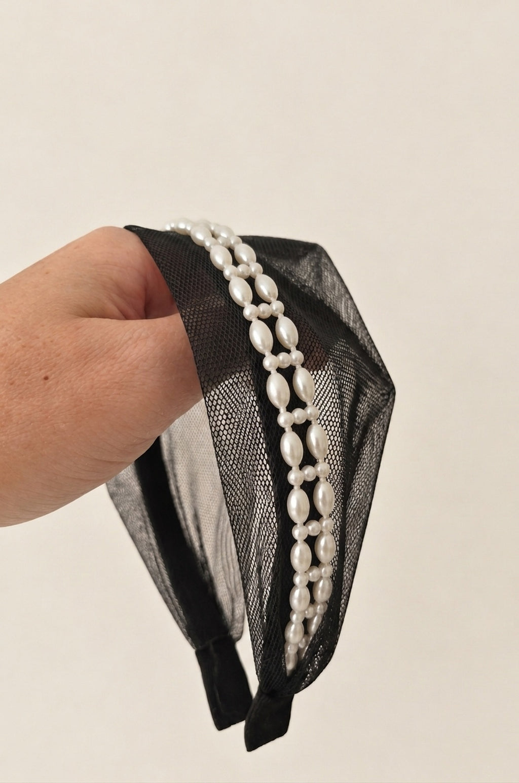 Bentita Tulle pe cordeluta cu perle, culoare negru 50, perle duble albe, pe suprafață