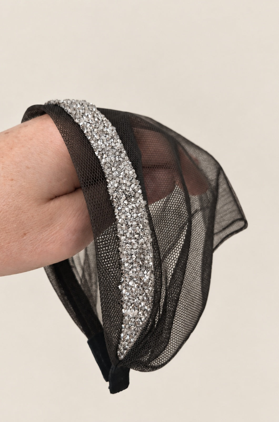 Bentita Tulle pe cordeluta cu sclipici, culoare negru 50, sclipici argintiu, pe suprafață