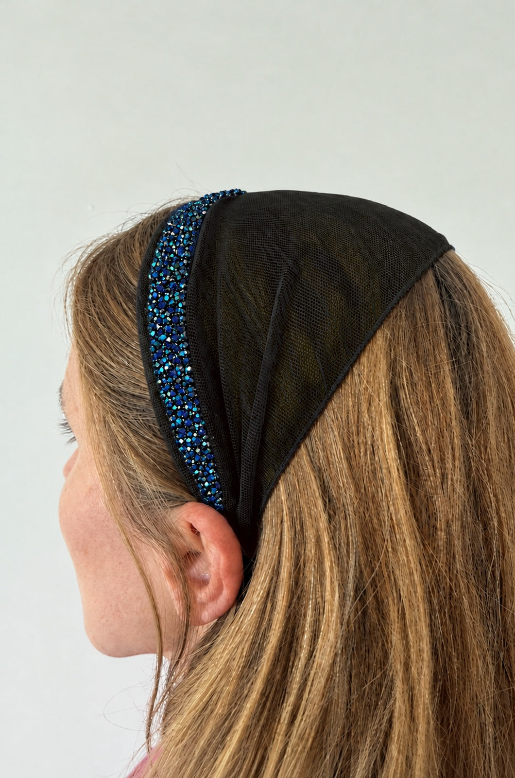 Bentita Tulle pe cordeluta cu sclipici, culoare negru 50, sclipici bleumarin, pe cap