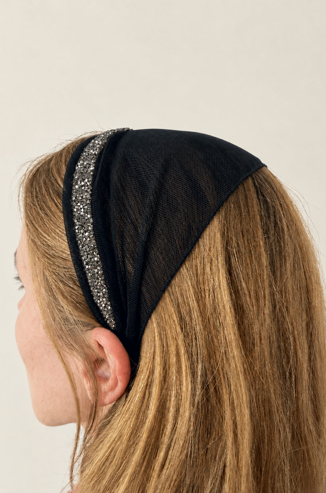 Bentita Tulle pe cordeluta cu sclipici, culoare negru 50, sclipici gri, pe cap