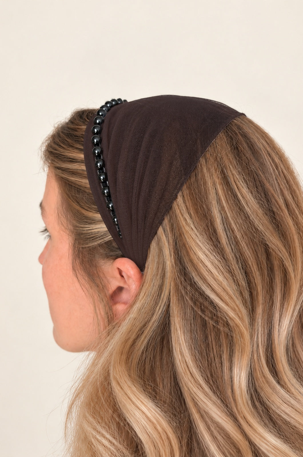 Bentita Tulle pe cordeluta cu perle, culoare maro opac 51, perle negre, pe cap