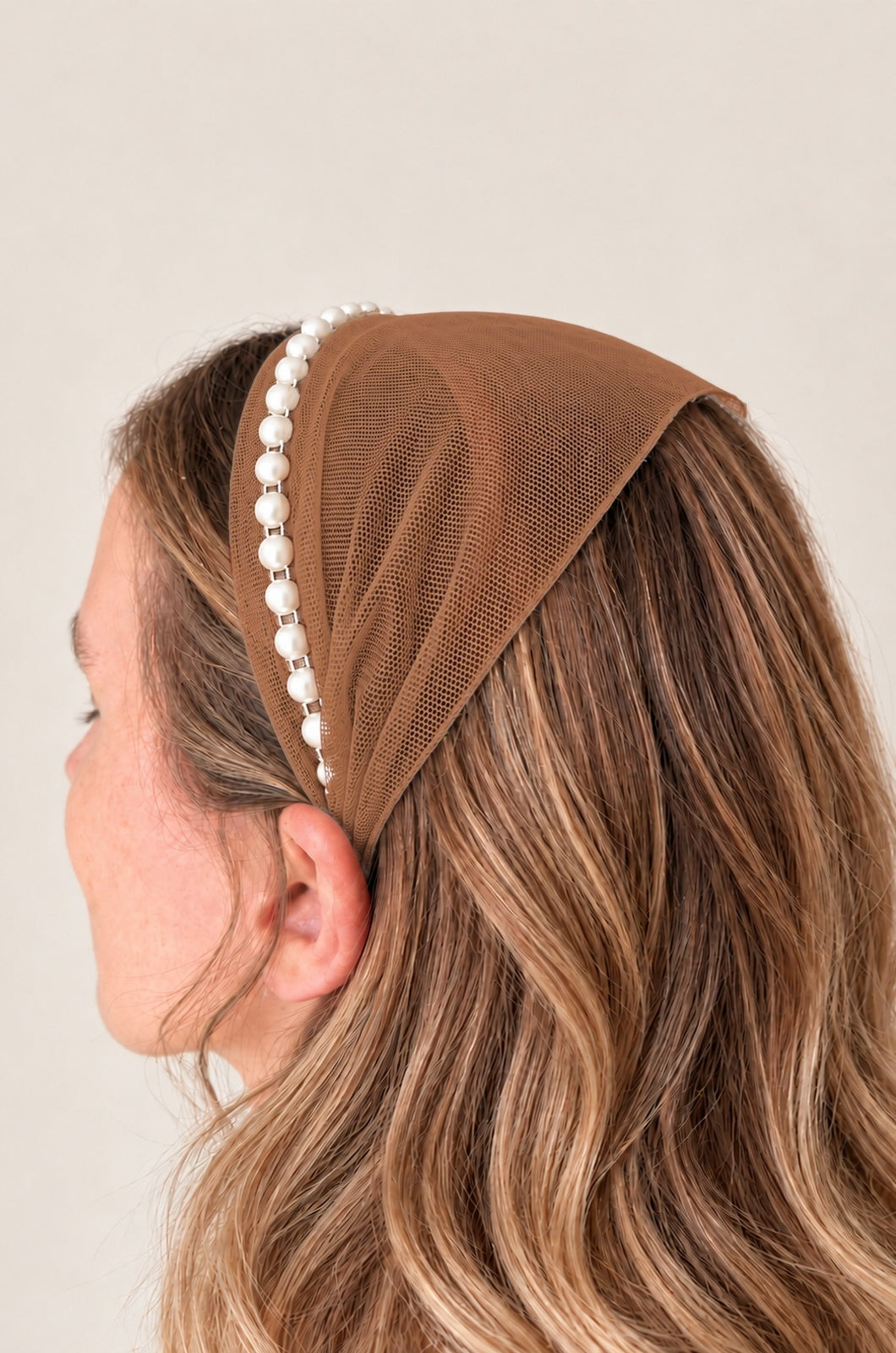 Bentita Tulle pe cordeluta cu perle, culoare carmaziu 52, perle albe, pe cap