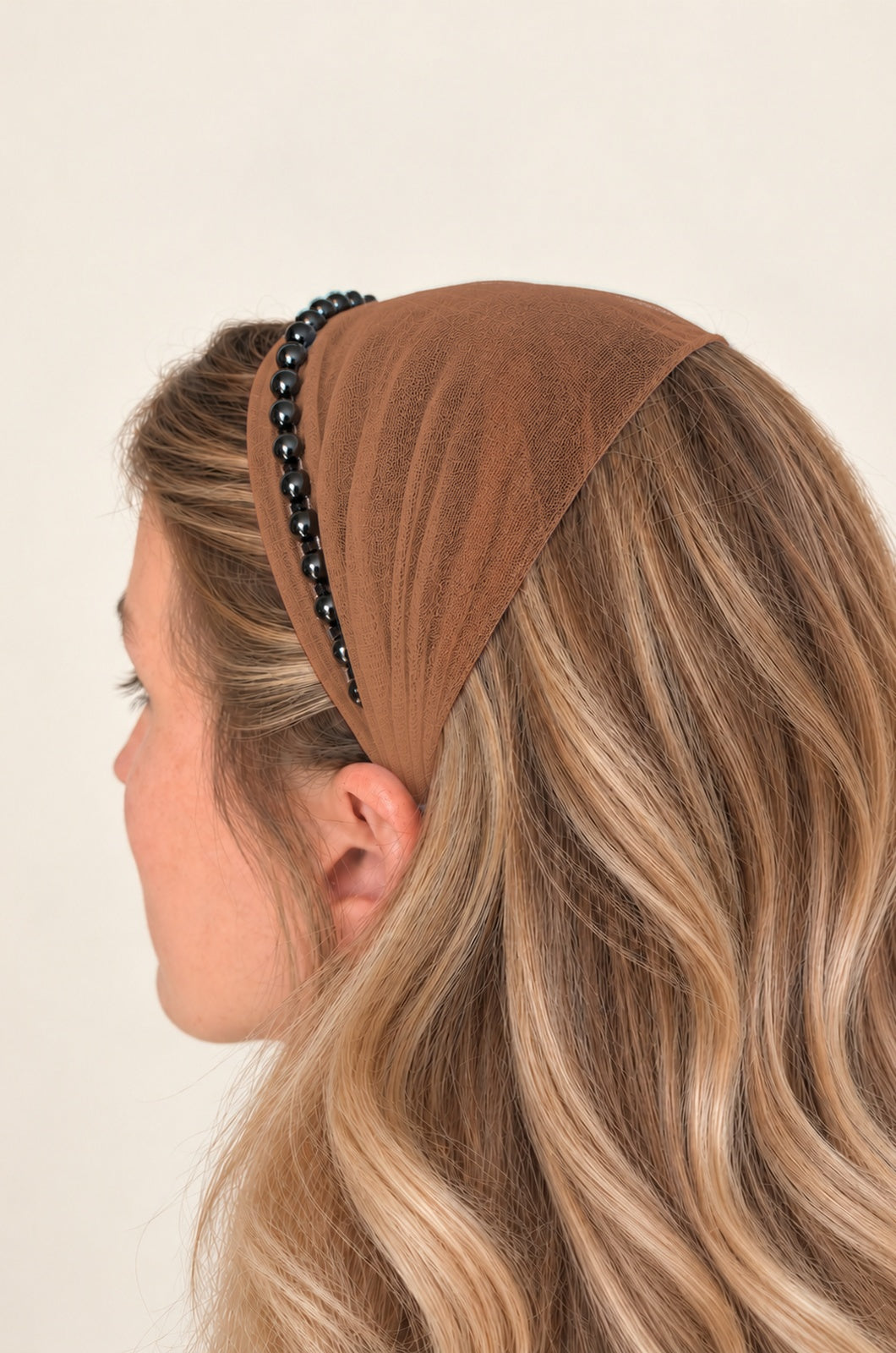 Bentita Tulle pe cordeluta cu perle, culoare carmaziu 52, perle negre, pe cap