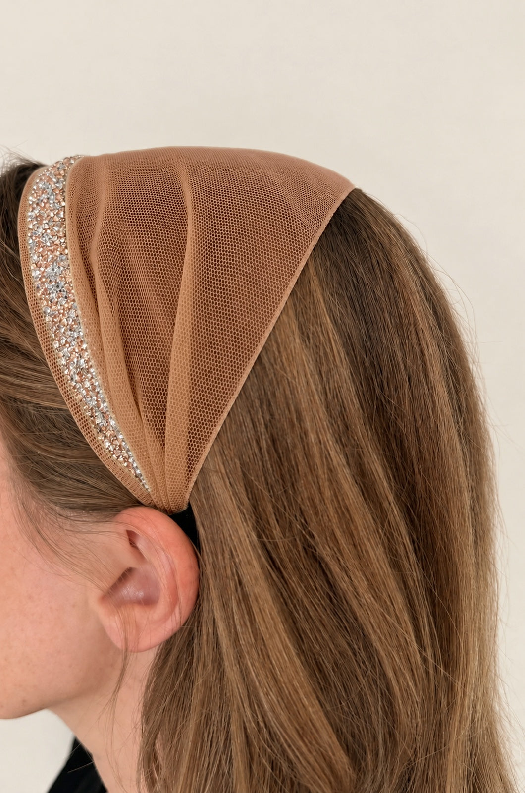 Bentita Tulle pe cordeluta cu sclipici, culoare carmaziu 52, sclipici crem, pe cap