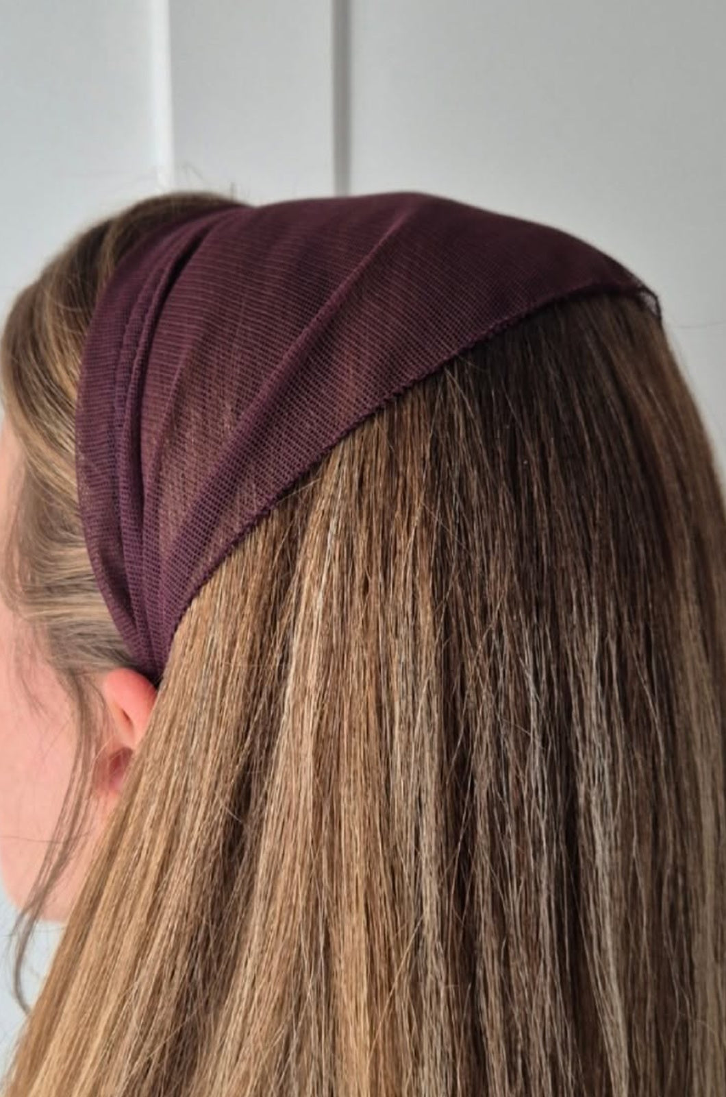 Bentita Tulle pe cordeluta, culoare pruna 53, pe cap