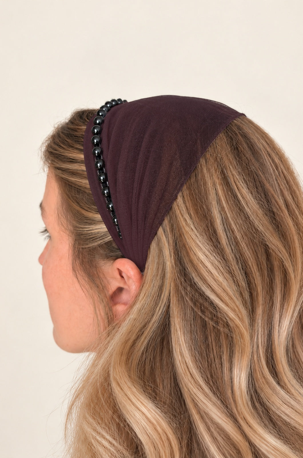 Bentita Tulle pe cordeluta cu perle, culoare pruna 53, perle negre, pe cap