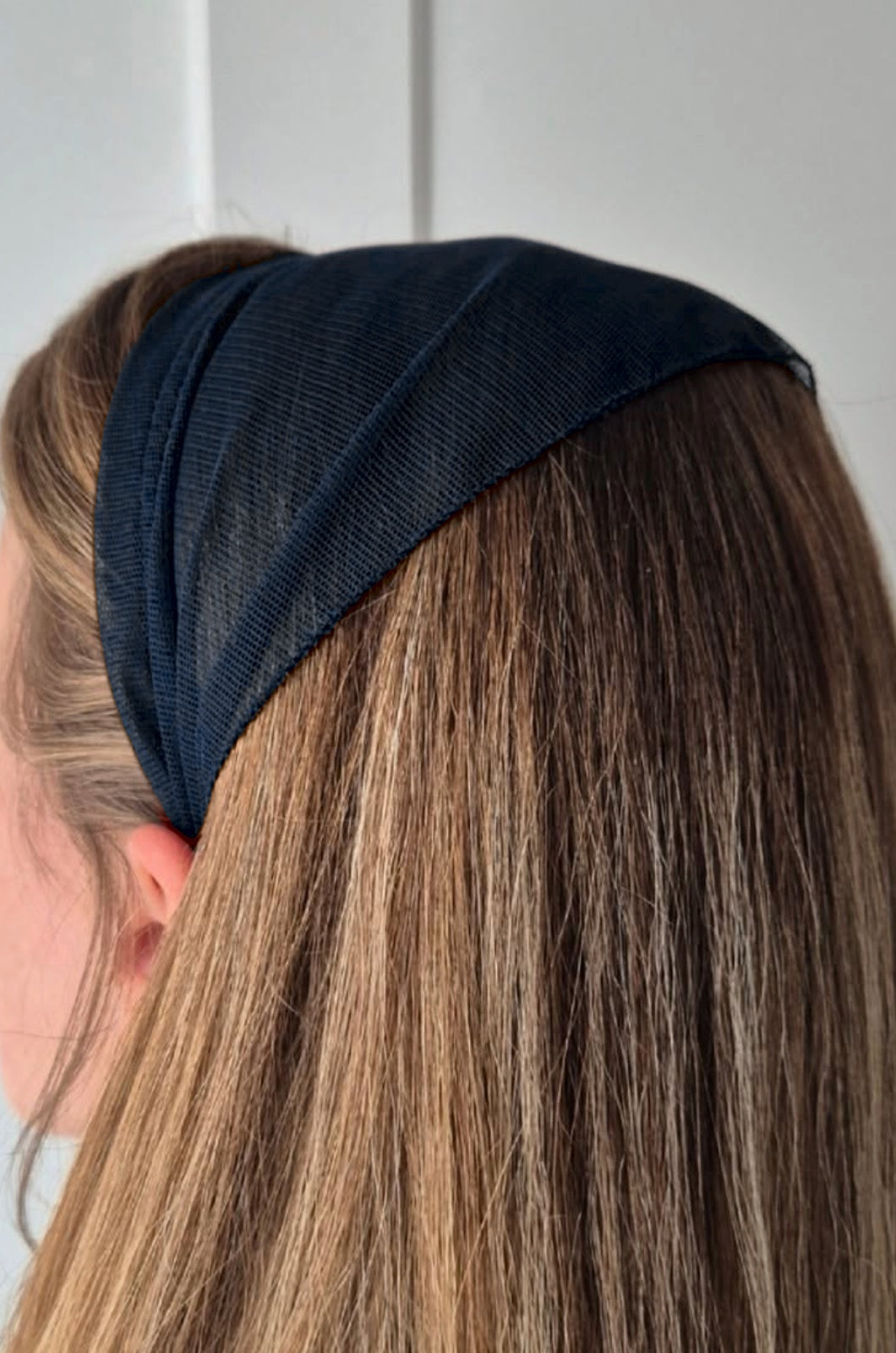 Bentita Tulle pe cordeluta, culoare blumarin 55, pe cap