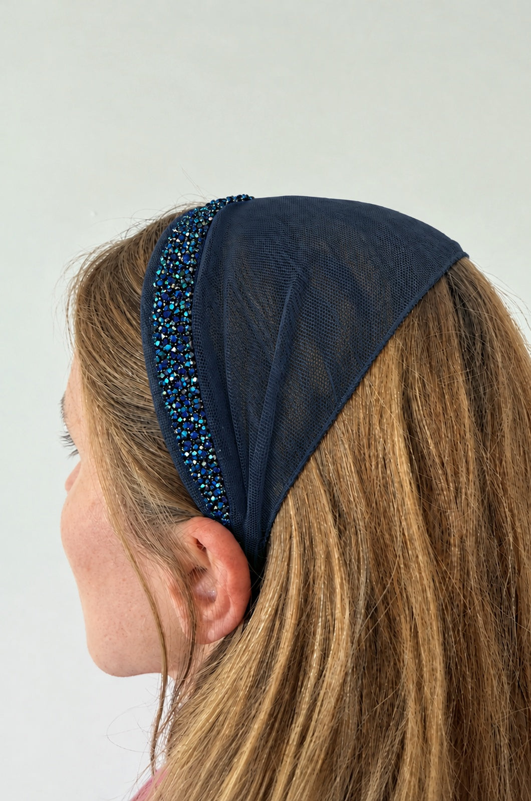 Bentita Tulle pe cordeluta cu sclipici, culoare blumarin 55, sclipici bleumarin, pe cap