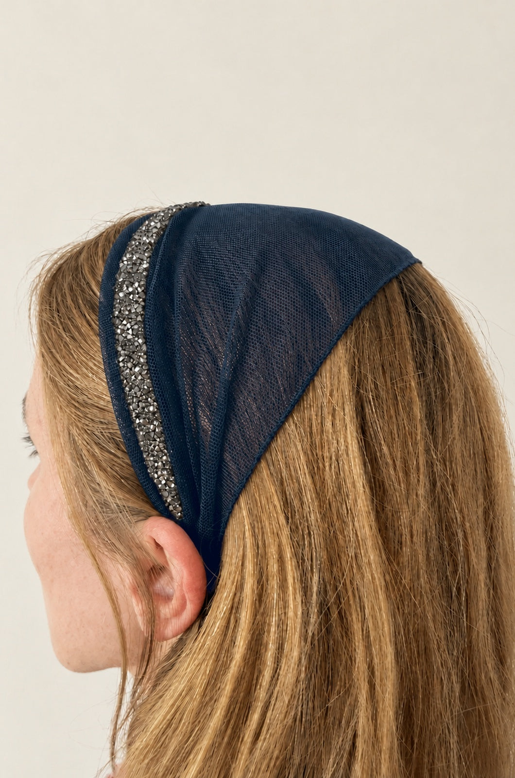 Bentita Tulle pe cordeluta cu sclipici, culoare blumarin 55, sclipici gri, pe cap