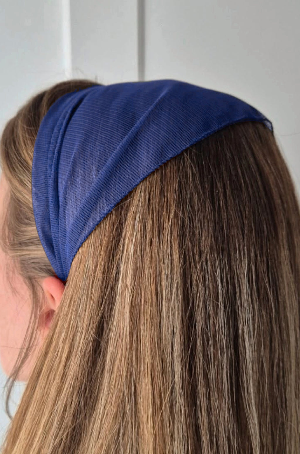 Bentita Tulle pe cordeluta, culoare Albastru Regal 56, pe cap