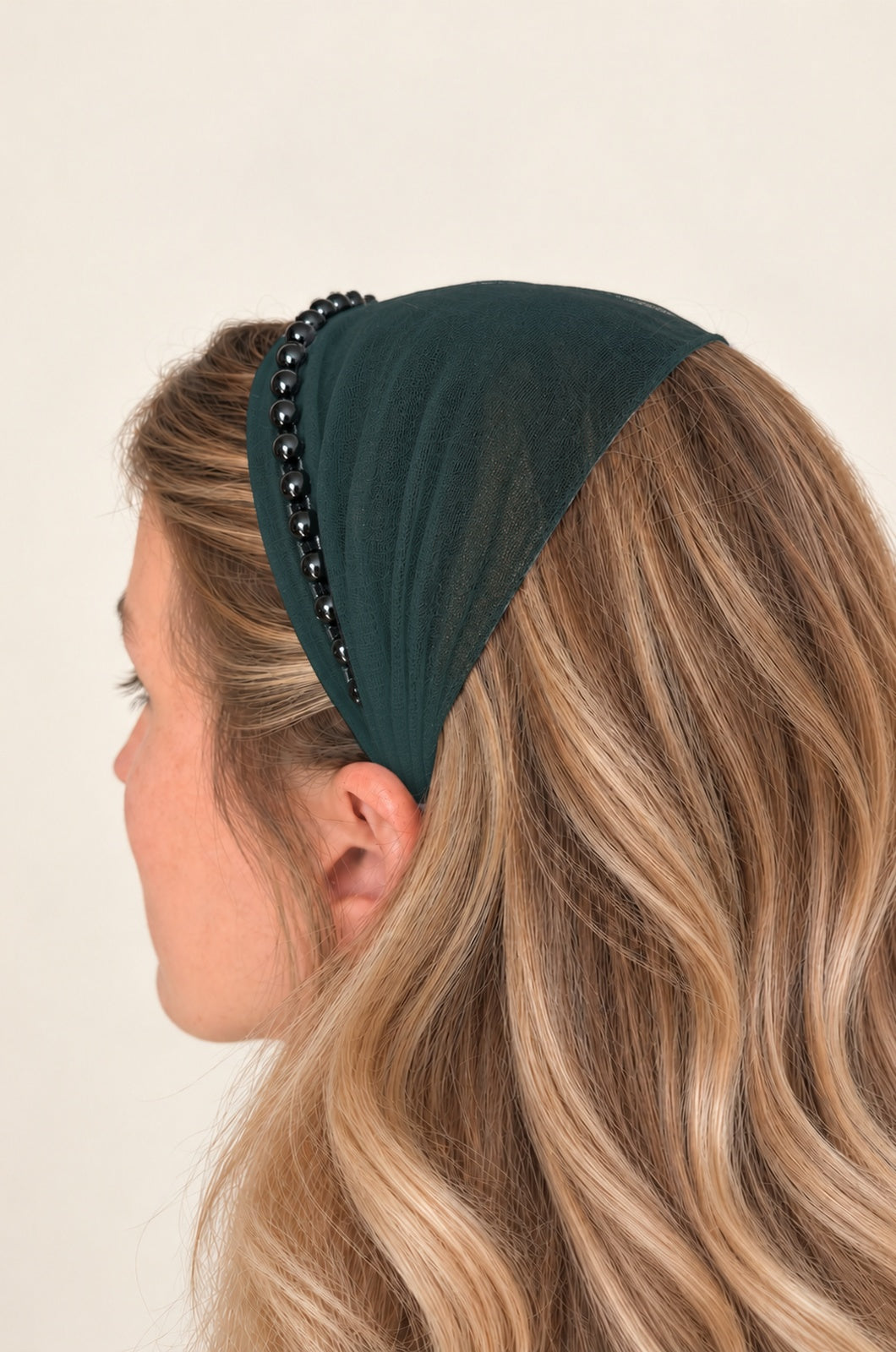Bentita Tulle pe cordeluta cu perle, culoare Verde 58, perle negre, pe cap