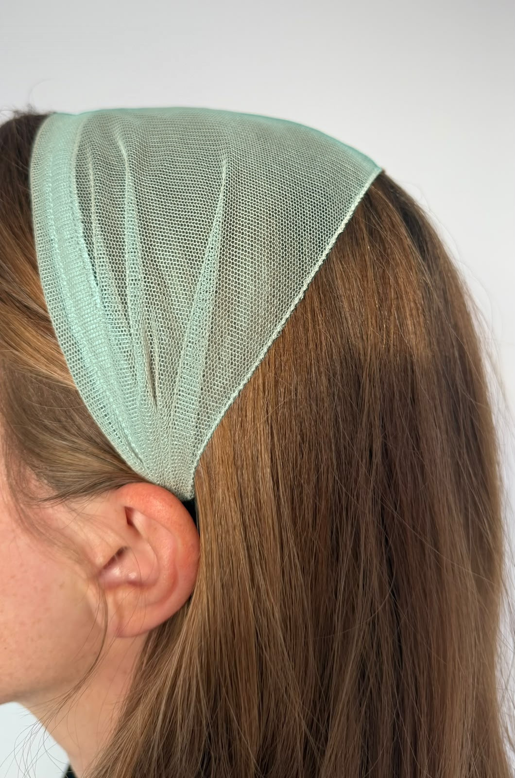 Bentita Tulle pe cordeluta, culoare Menta 60, pe cap