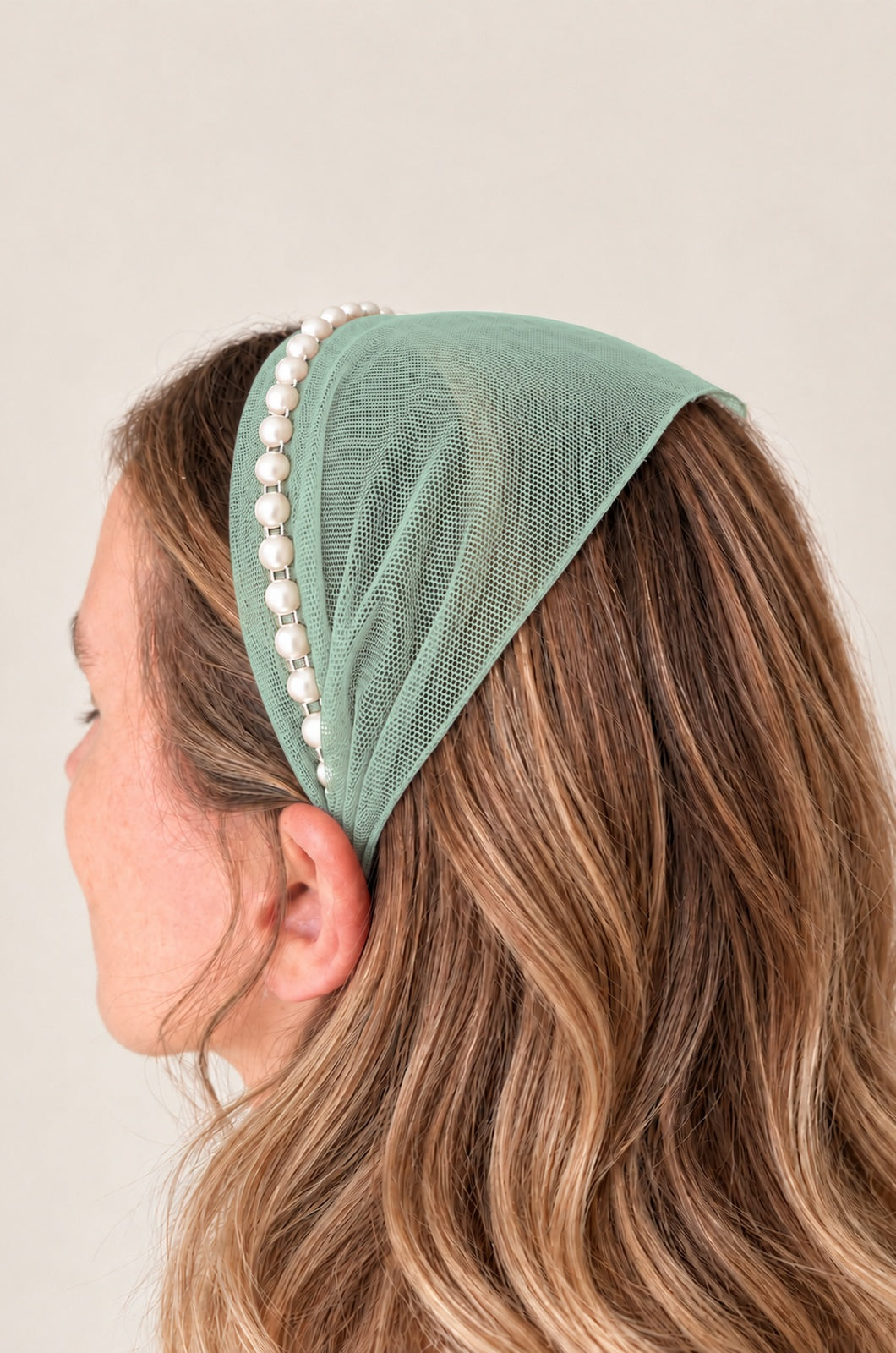 Bentita Tulle pe cordeluta cu perle, culoare Menta 60, perle albe, pe cap