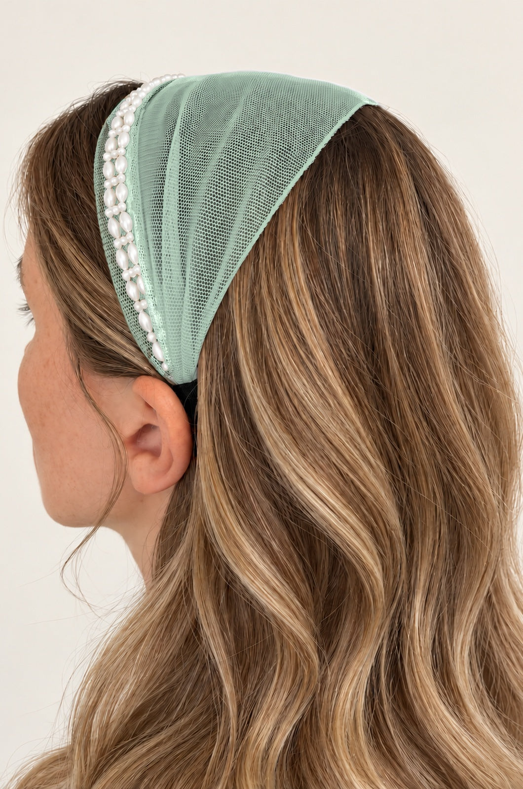 Bentita Tulle pe cordeluta cu perle, culoare Menta 60, perle duble albe, pe cap