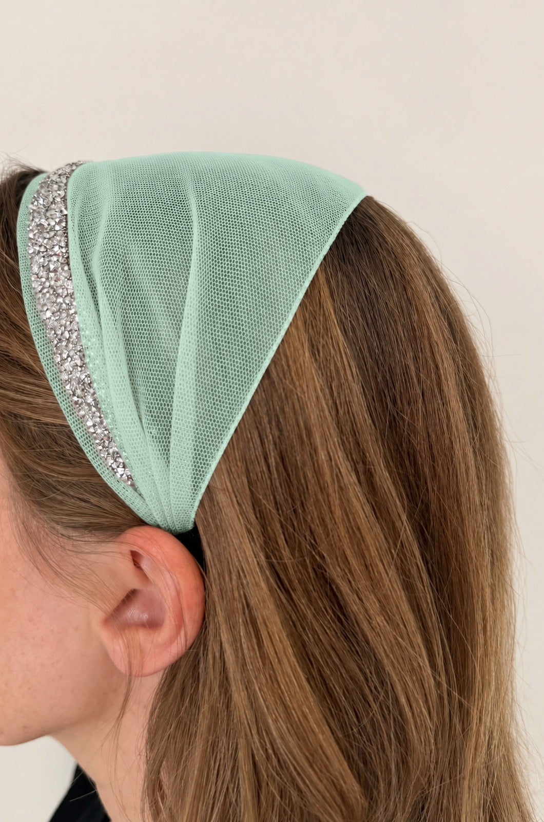 Bentita Tulle pe cordeluta cu sclipici, culoare Menta 60, sclipici argintiu, pe cap
