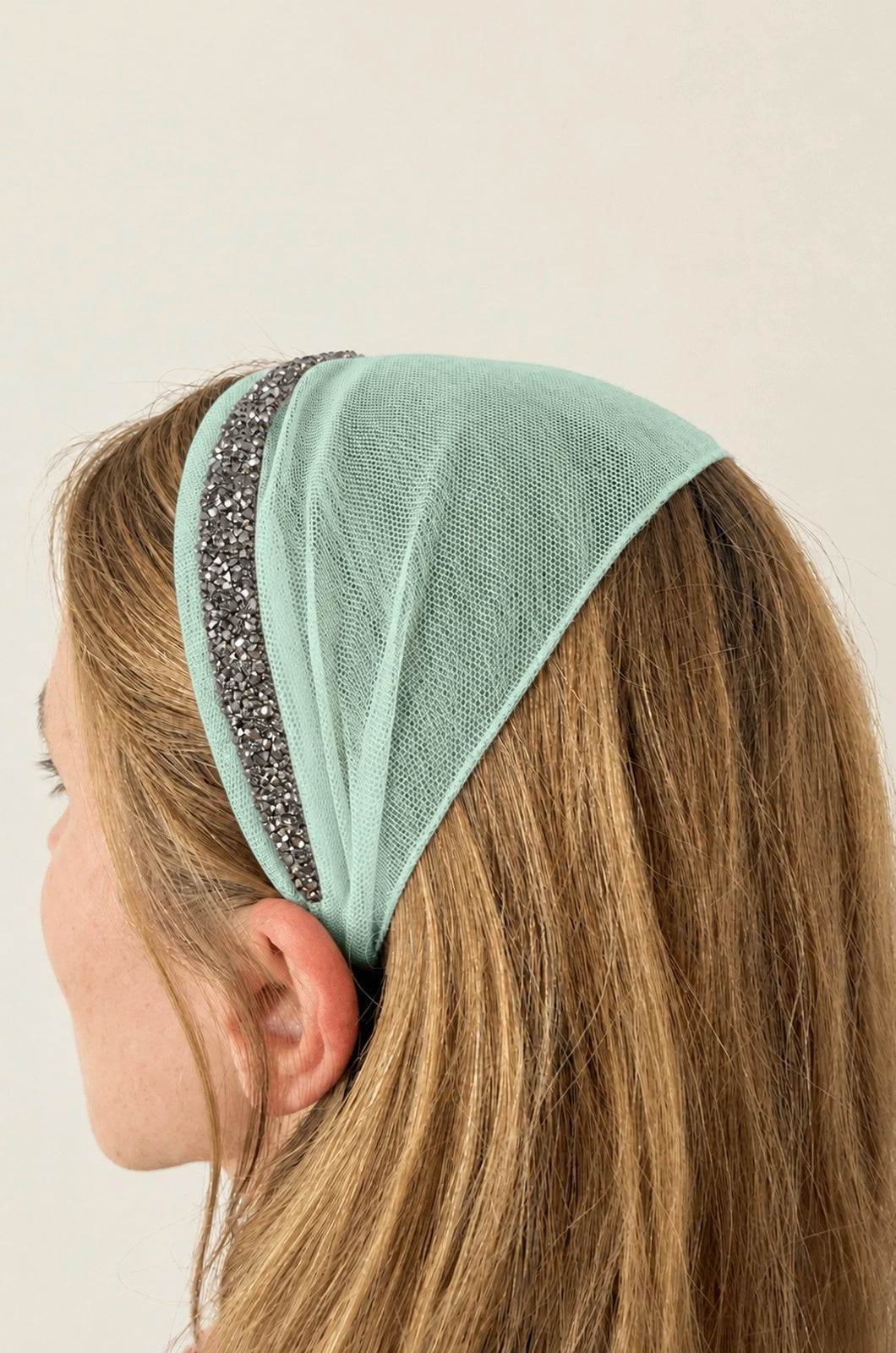 Bentita Tulle pe cordeluta cu sclipici, culoare Menta 60, sclipici gri, pe cap