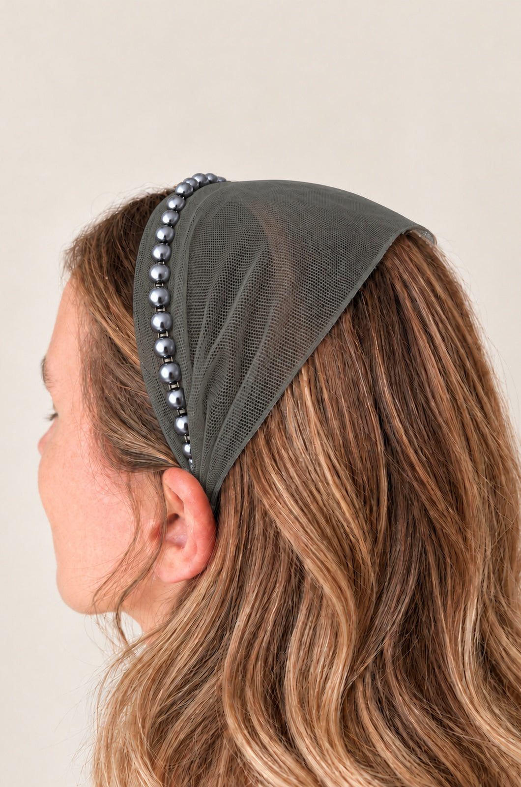 Bentita Tulle pe cordeluta cu perle, culoare Gri 61, perle gri, pe cap