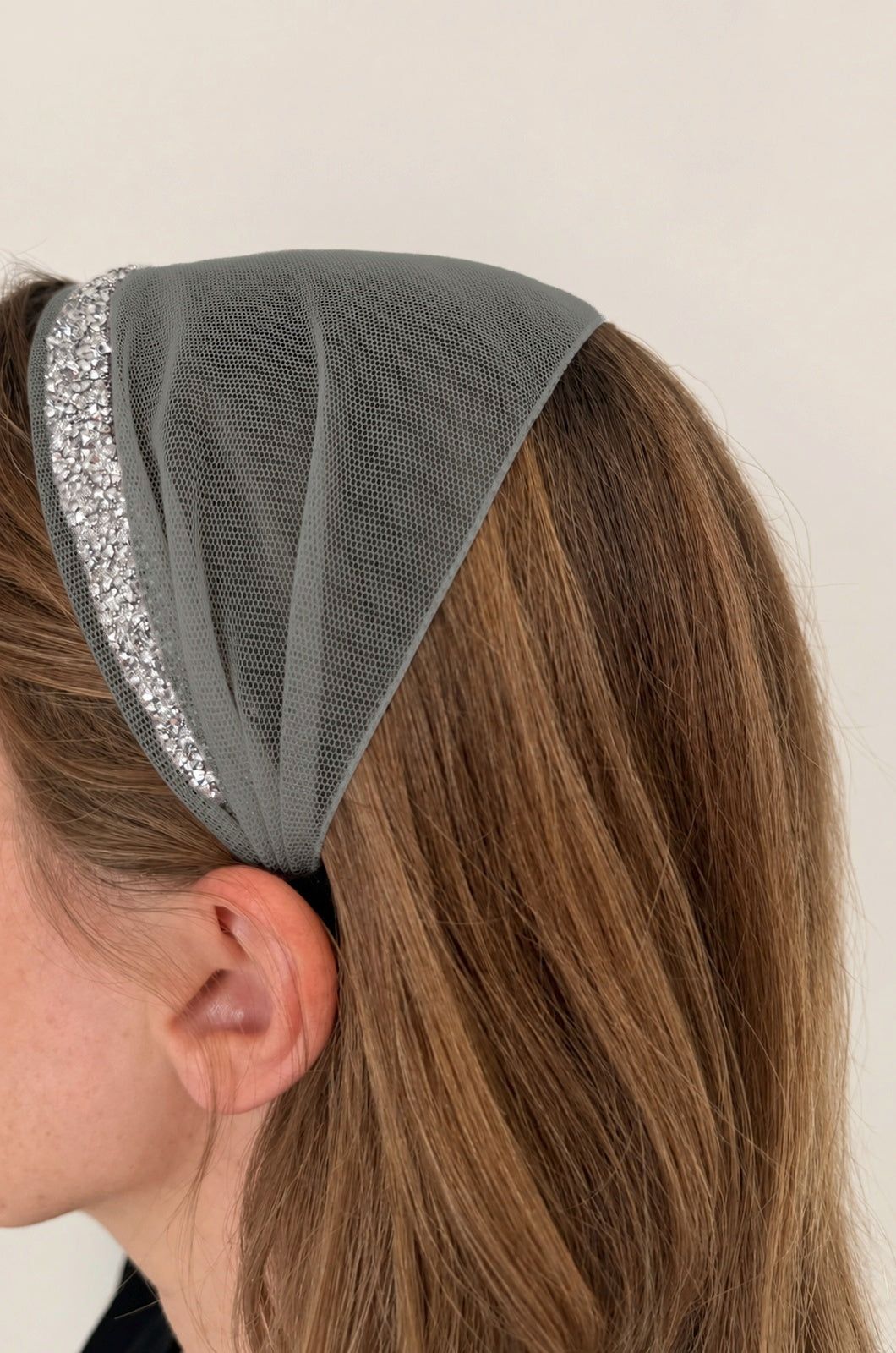 Bentita Tulle pe cordeluta cu sclipici, culoare Gri 61, sclipici argintiu, pe cap